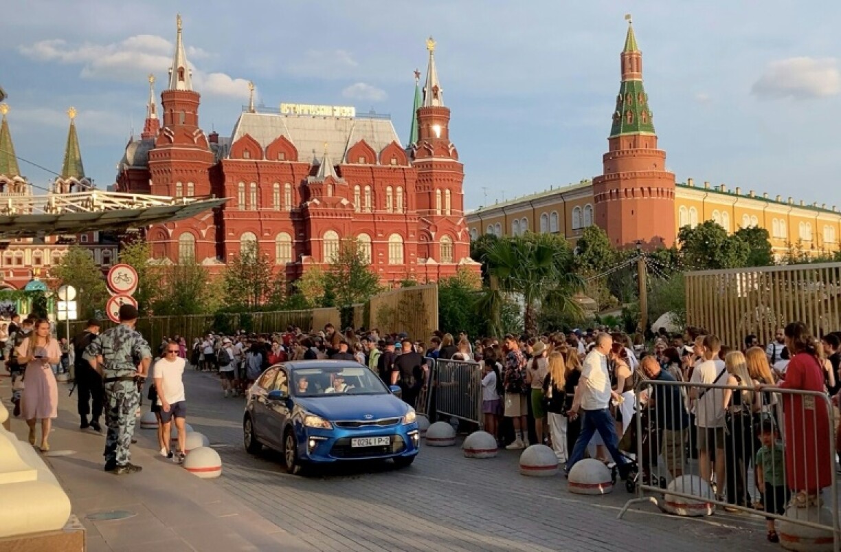 Des fans attendent le rappeur américain Kanye West devant l'hôtel Four Seasons à Moscou, le 30 juin 2024