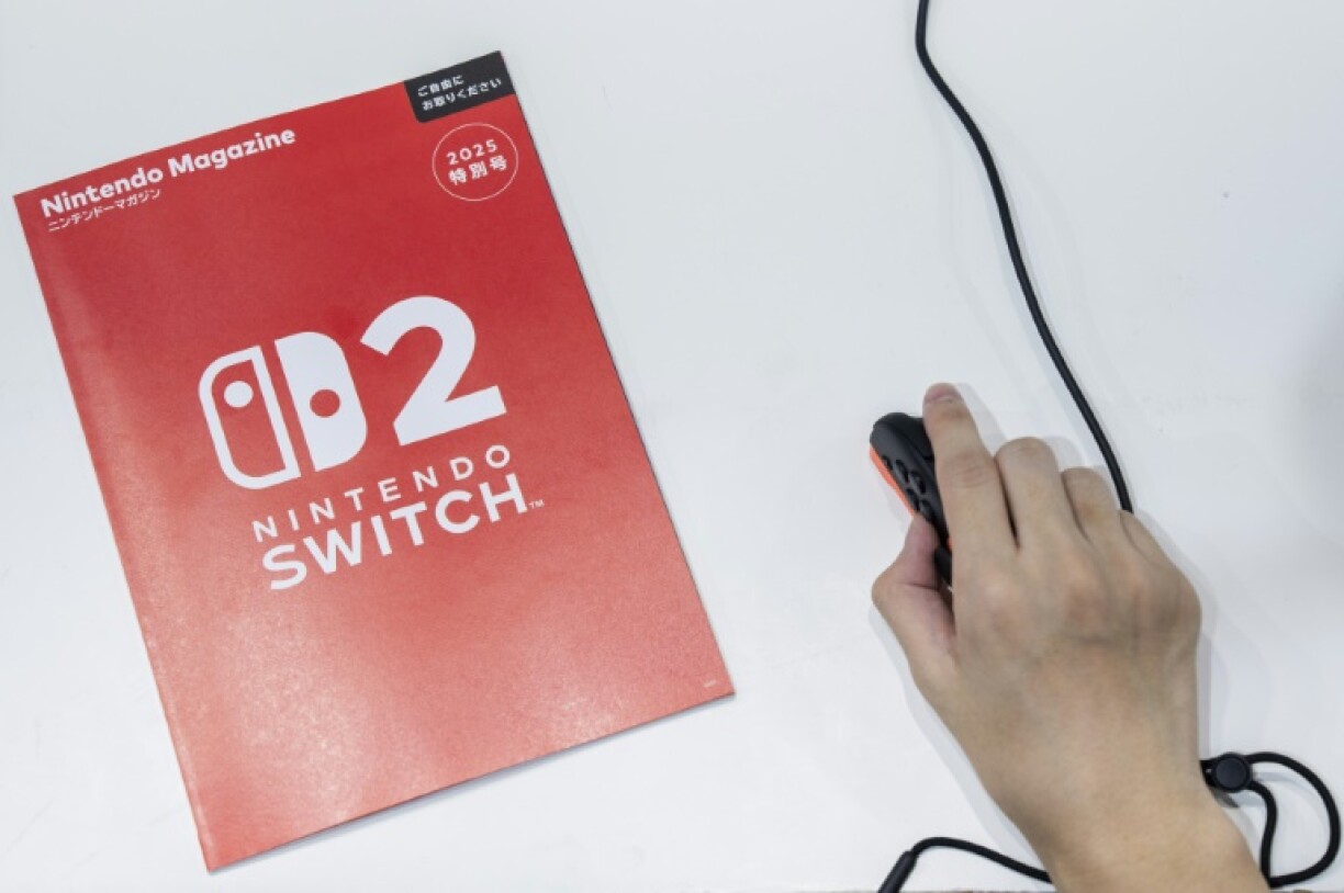 Un visiteur utilise la manette Joy-Con de la Nintendo Switch 2 en mode souris au salon BitSummit du jeu vidéo indépendant à Kyoto, le 18 juillet 2025 au Japon