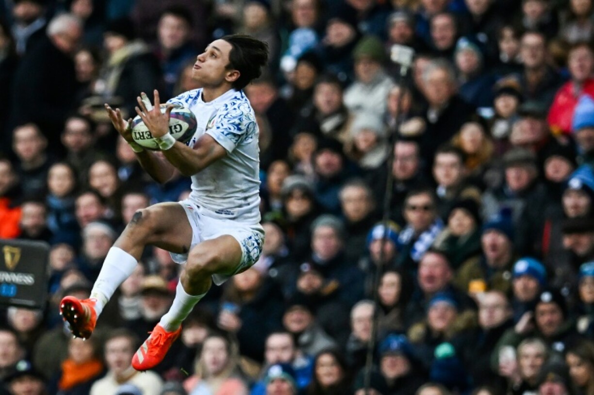 L'ailier italien Ange Capuozzo à la réception d'une chandelle lors de la défaite de son équipe en Ecosse, le 1er février à Edimbourg