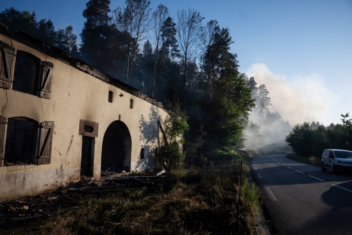 La maison détruite par un incendie qui s'est ensuite propagé dans Bois-le-Champ.