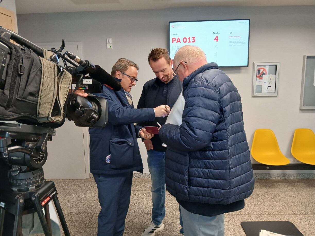 De Lëtzebuerger Ausseminister Xavier Bettel war sech d'Päss e Méindeg och ukucken.