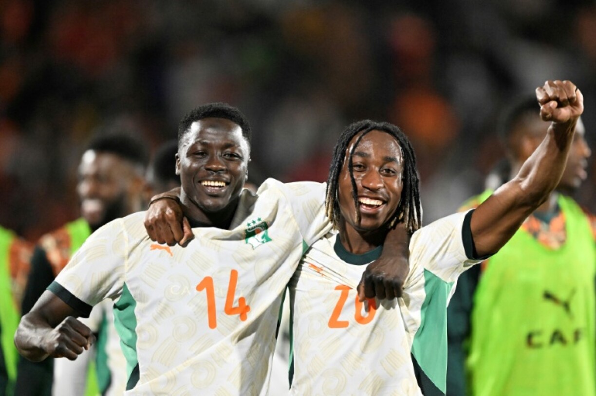Les Ivoiriens Oumar Diakite et Yan Diomande célèbrent leur victoire face au Gabon 3-2 synonymes de première place du groupe F dans la CAN-2025, le 31 décembre 2025 à Marrakech