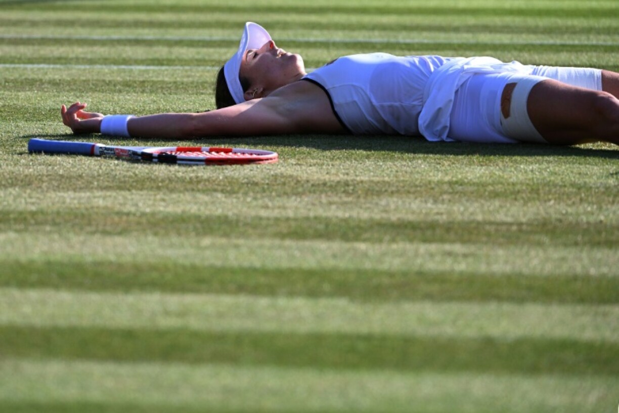 La Française Alizé Cornet au sol à cause de sa blessure à la cuisse en huitièmes de finale de Wimbledon lundi 4 juillet 2022 à Londres