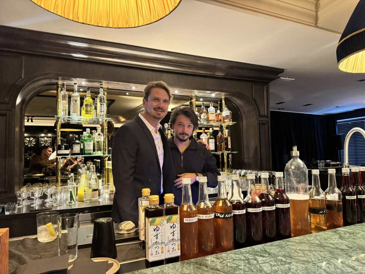 Louis Scholtes à gauche, gérant du Perle Noire et du restaurant La Lorraine, et Ayrton à droite, mixologue au Perle Noire