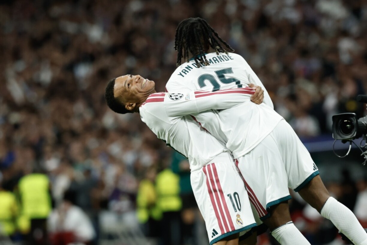 Mbappé et son jeune coéquipier du Real Madrid Yan Diomande célèbrent le but de ce dernier mercredi en Ligue des champions contre le RB Leipzig au stade Santiago Bernabeu stadium de Madrid.