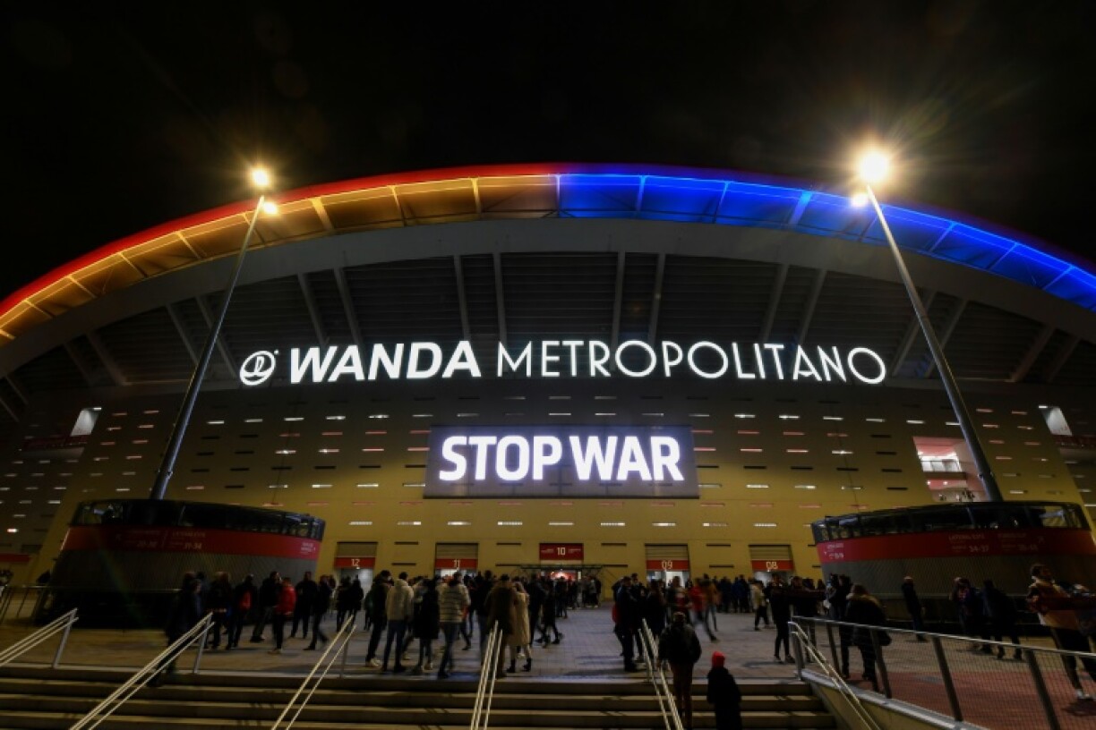 Un message de soutien aux Ukrainiens est projeté à l'entrée du Wanda Metropolitano Stadium, avant le match de la 26e journée de LaLiga entre l'Atlético Madrid et le Celta Vigo, le 26 février 2022