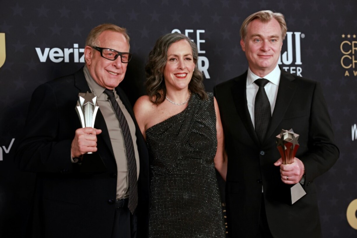Le producteur américain Charles Roven, la productrice britannique Emma Thomas et le réalisateur britannique Christopher Nolan, lauréats du prix du meilleur film pour