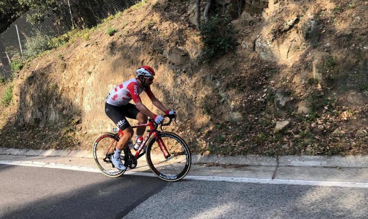 Eng 10 Kilometer viru Schluss hat den Thomas de Gendt nach iwwer 3 Minutten Avance.