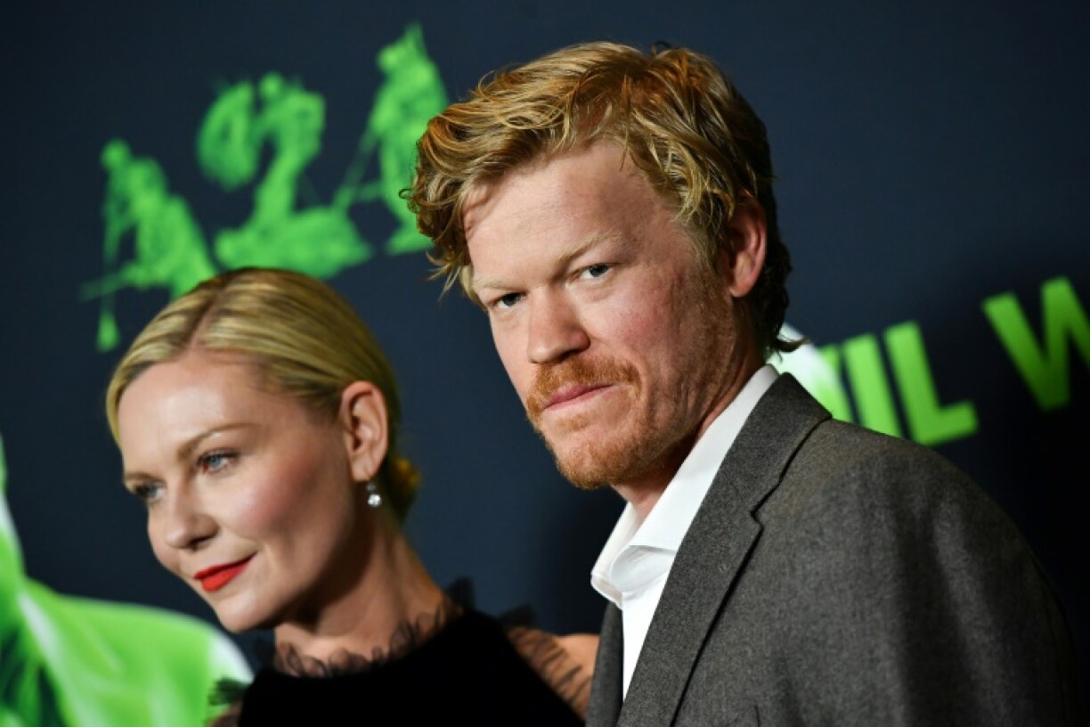 L'actrice Kirsten Dunst (gauche) et l'acteur Jesse Plemons à leur arrivée pour une séance de projection du film