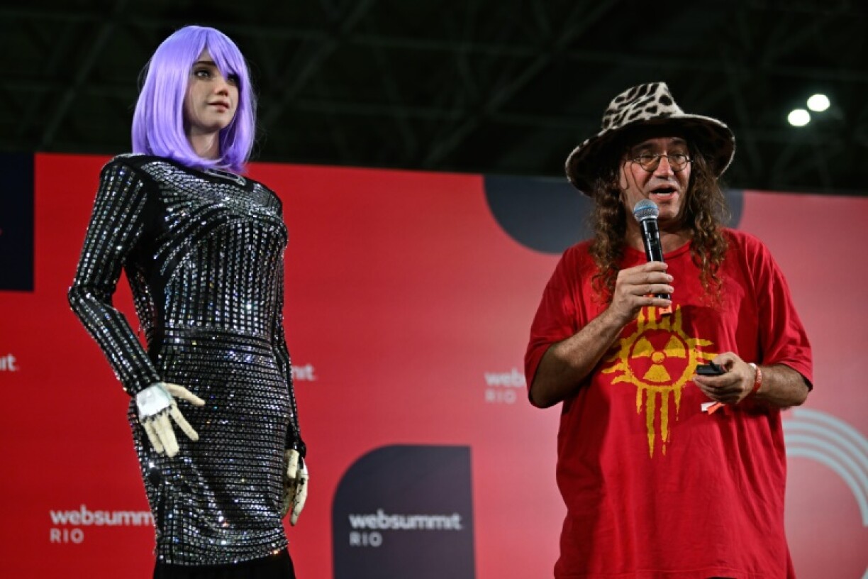 Le mathématicien Ben Goertzel et le robot d'intelligence artificielle Desdemona, à la Conférence Web Summit, le 3 mai 2023 à Rio de Janeiro, au Brésil