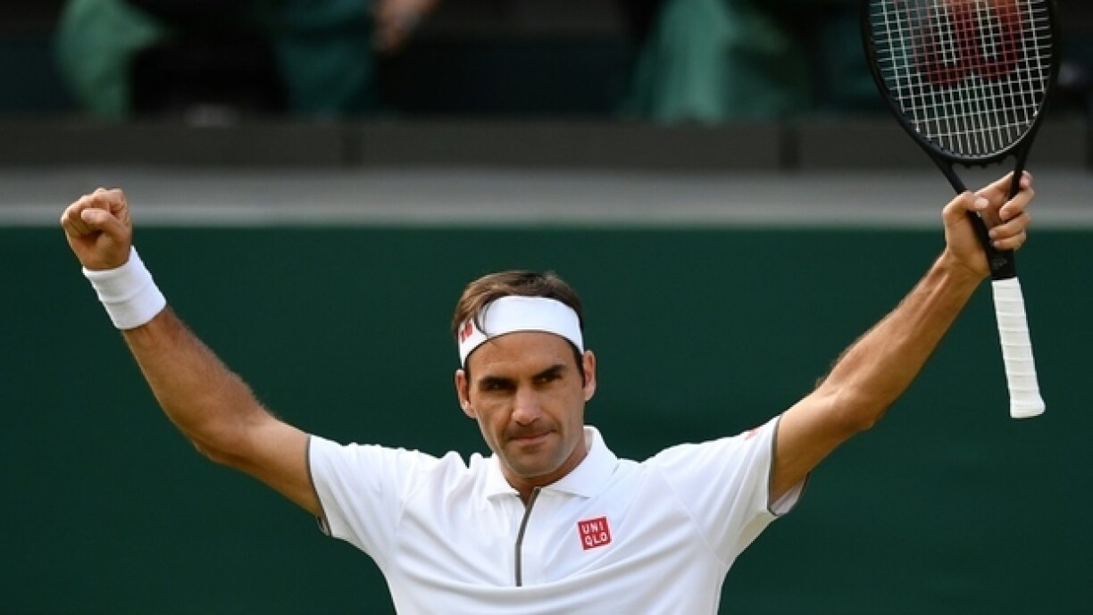 De Roger Federer ass den éischte männlechen Tennisspiller, deen 100 Matcher beim selwechte Grand-Slam gewanne konnt. Dëst Konschtstéck ass him dëse Mëttwoch zu Wimbledon gelongen.