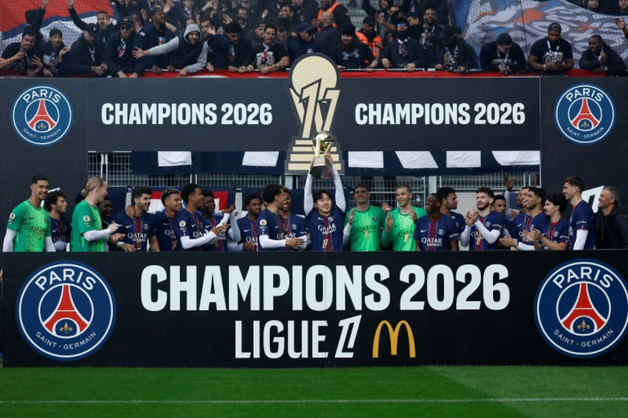 Avant la rencontre contre le PFC, les joueurs du PSG ont reçu le trophée de champion de Ligue 1 dimanche soir au Stade Jean Bouin à Paris