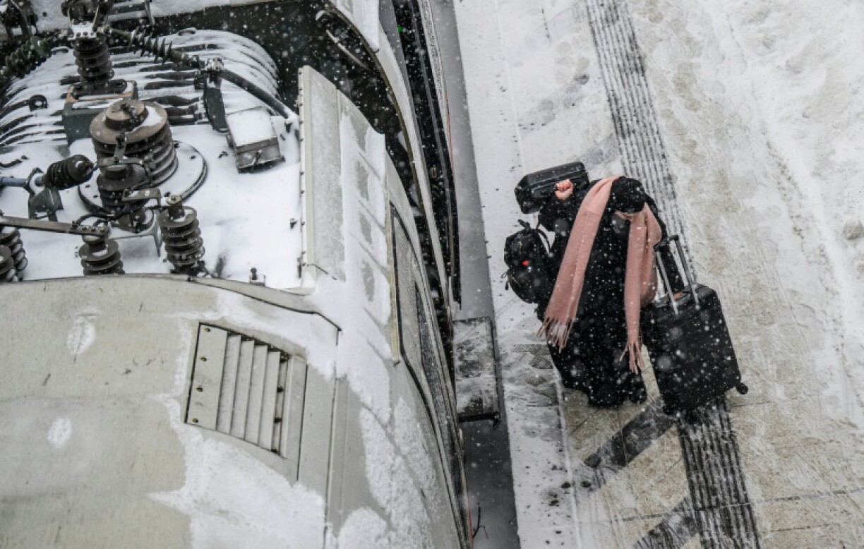 Der Bahnverkehr in Norddeutschland ist infolge des Wintersturms "Elli" weiterhin stark eingeschränkt. Die meisten Fernverkehrsverbindungen der Deutschen Bahn werden weiterhin nicht bedient und sollen erst am Sonntag wieder aufgenommen werden.