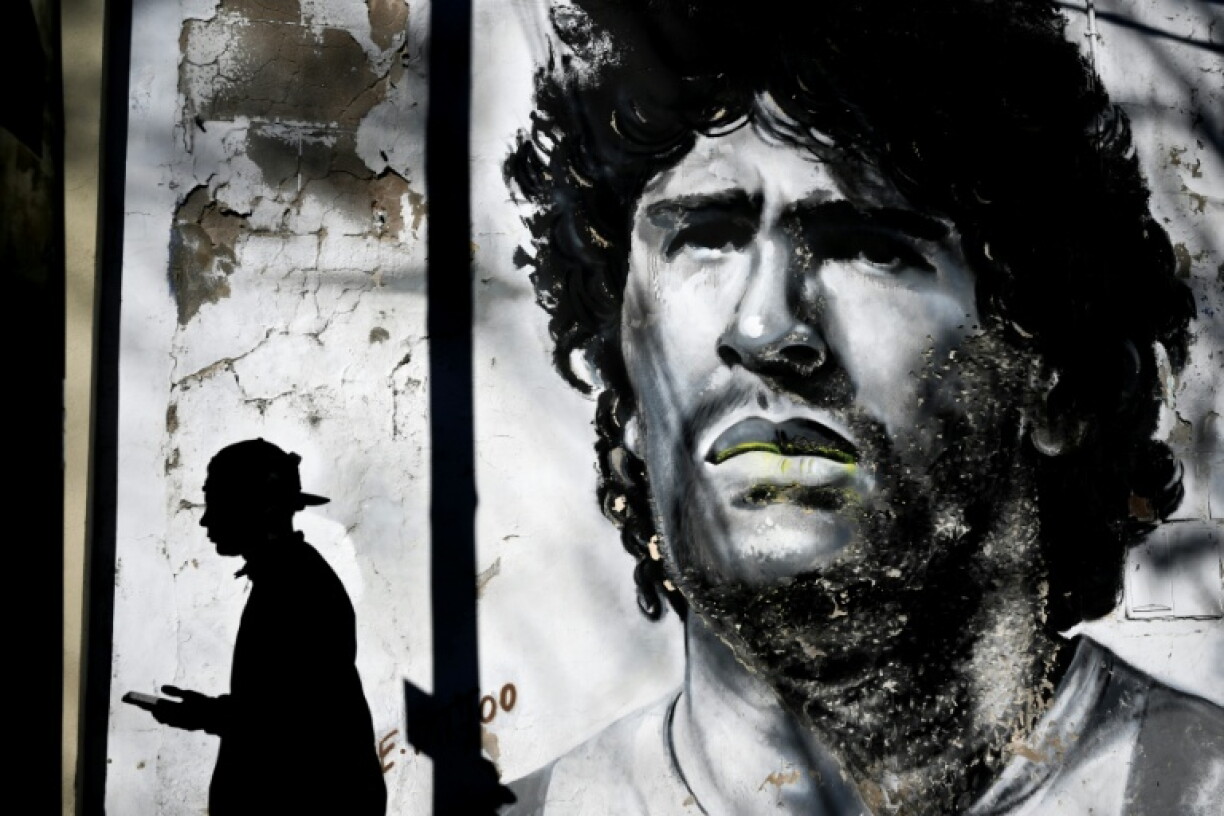 Un homme passe devant une fresque représentant la défunte légende du football argentin Diego Maradona, dans le quartier de La Boca, à Buenos Aires, le 19 juin 2026