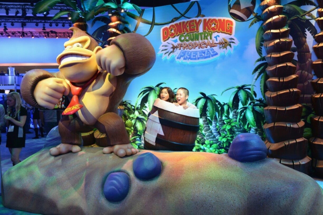 Des visiteurs profitent de l'exposition Nintendo Donkey Kong lors de l'E3 à Los Angeles, en Californie, le 11 juin 2013