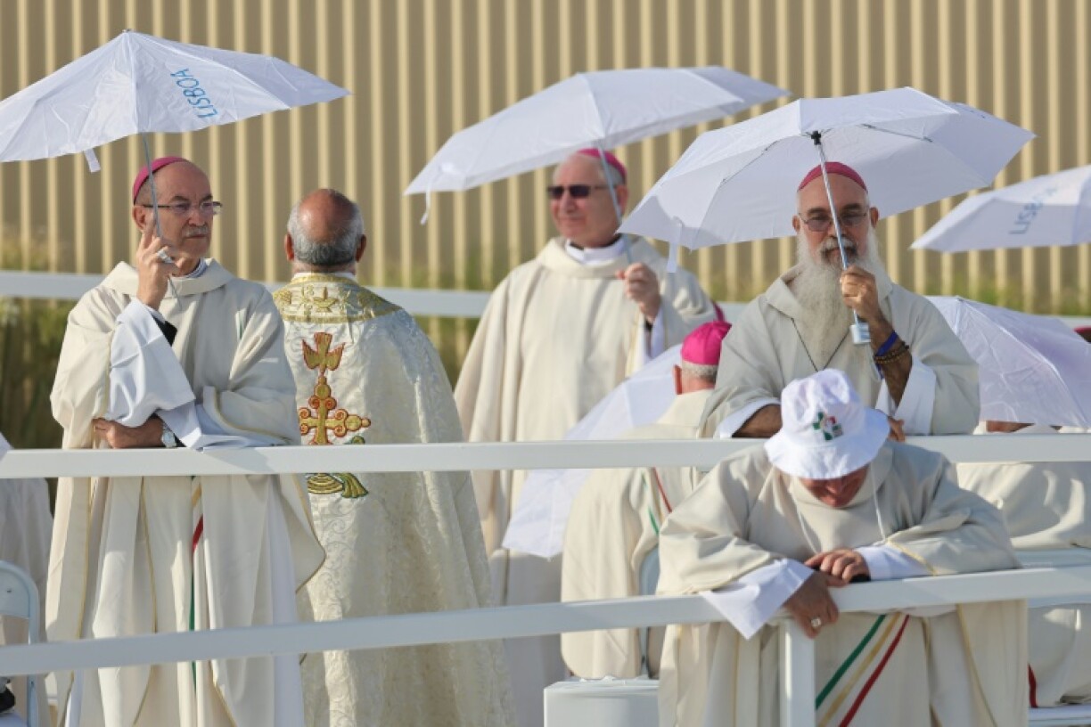Des évêques attendent le début de la messe de clôture des Journées mondiales de la jeunesse (JMJ), à Lisbonne, le 6 août 2023