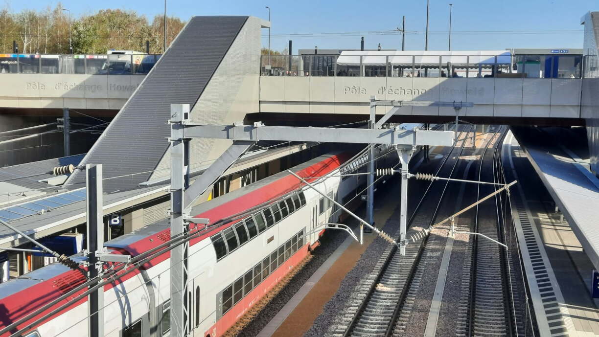 La gare ferroviaire du nouveau Pôle d'échange de Howald compte six chemins de fer, dont deux pour le frêt. À l'avenir, les trains de la futrure ligne Luxembourg-Bettembourg dédoublée, auront un quai dédié.