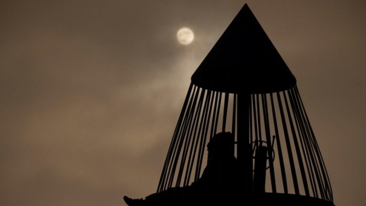 A Kalifornien bereede sech Leit op déi partiell Mounddäischtert vir.