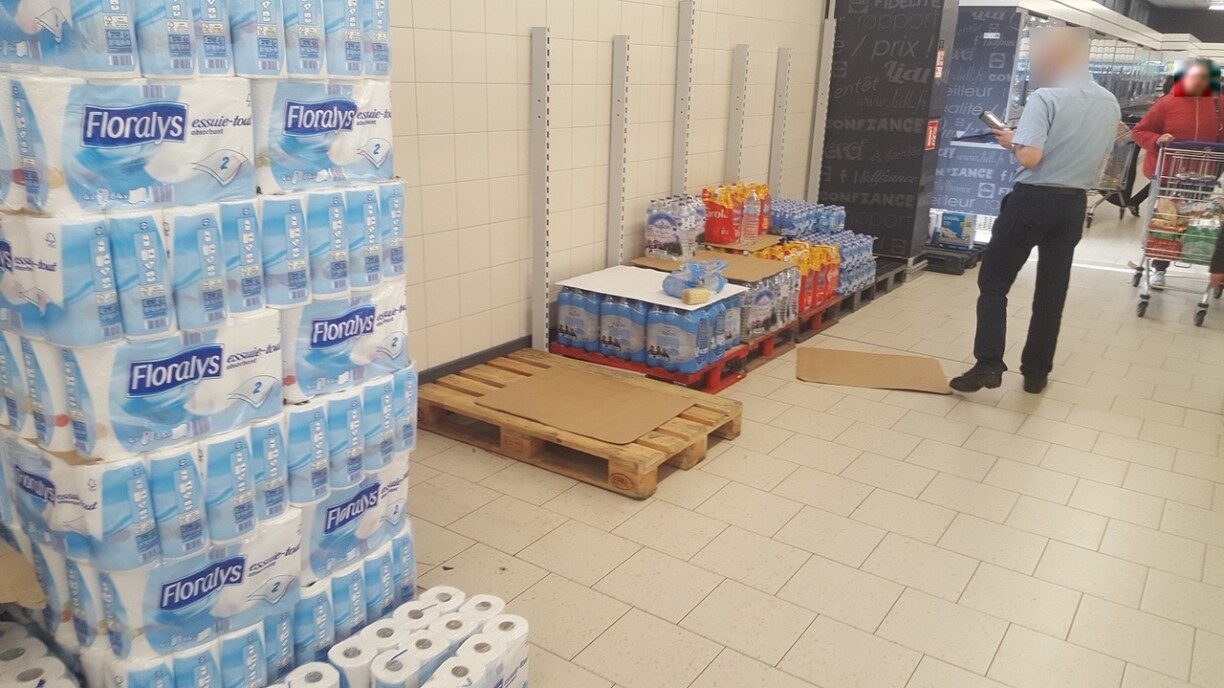 Les palettes d'eau, de PQ et de lait fondent à vue d’œil.