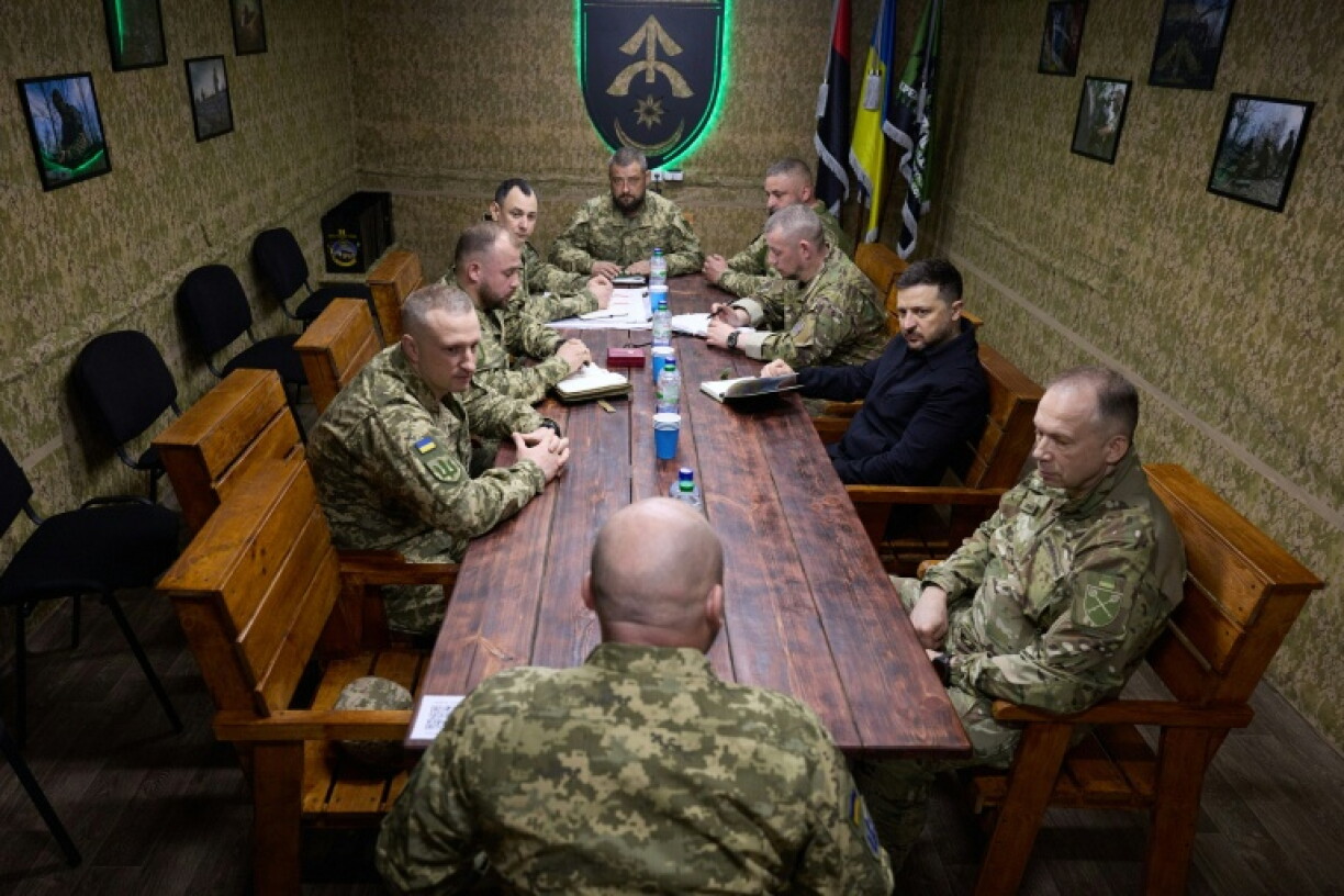 Photo fourni le 8 mai 2026 par la présidence ukrainienne montrant le président Zelensky avec le chef des forces armées Oleksandr Syrsky (droite) dans la région de Dnipropetrovsk