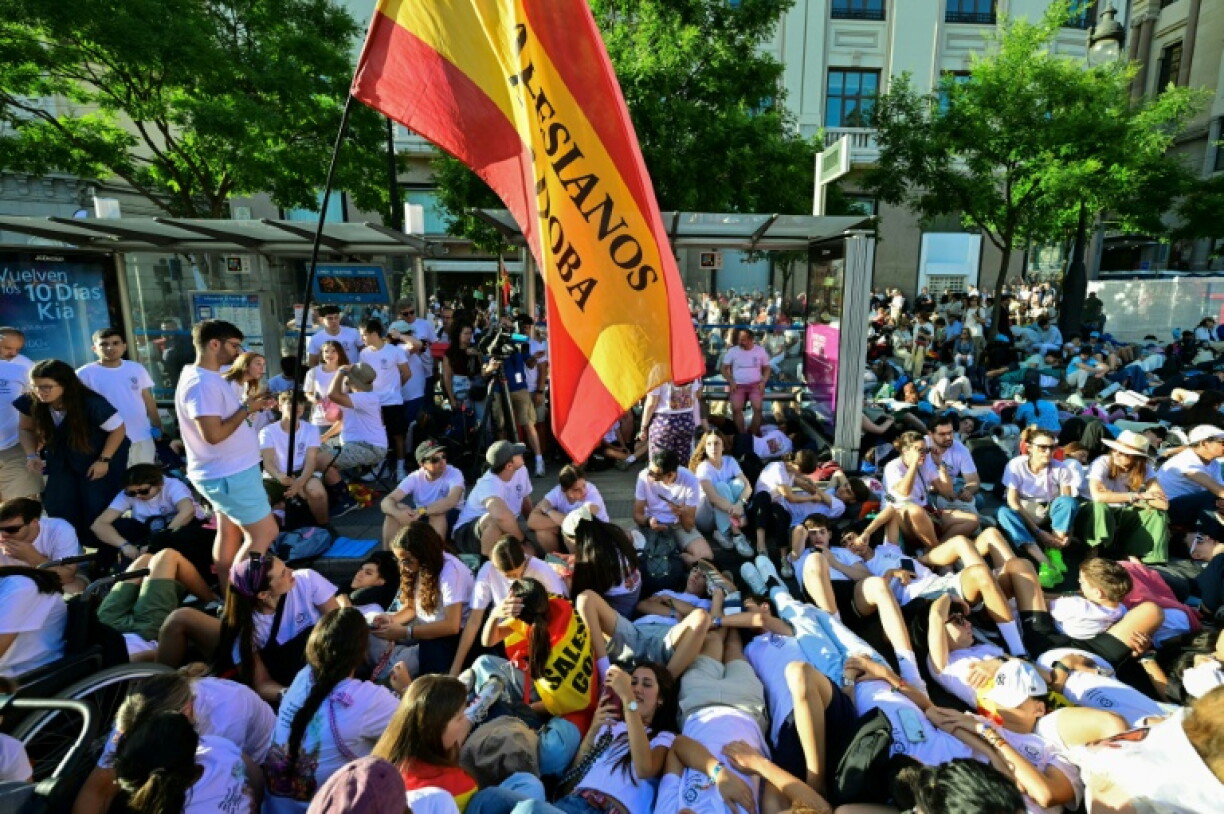 La foule attend la messe célébrée par le pape à Madrid le 7 juin 2026