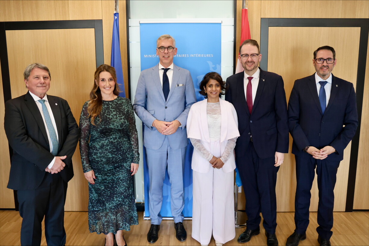 (de g. à dr.) Pascal Bermes, échevin, Mandy Ragni, échevine, Léon Gloden, Ministre des Affaires intérieures, Daliah Scholl, échevine, Christian Weis, bourgmestre, Bruno Cavaleiro, échevin de la Ville d'Esch-sur-Alzette