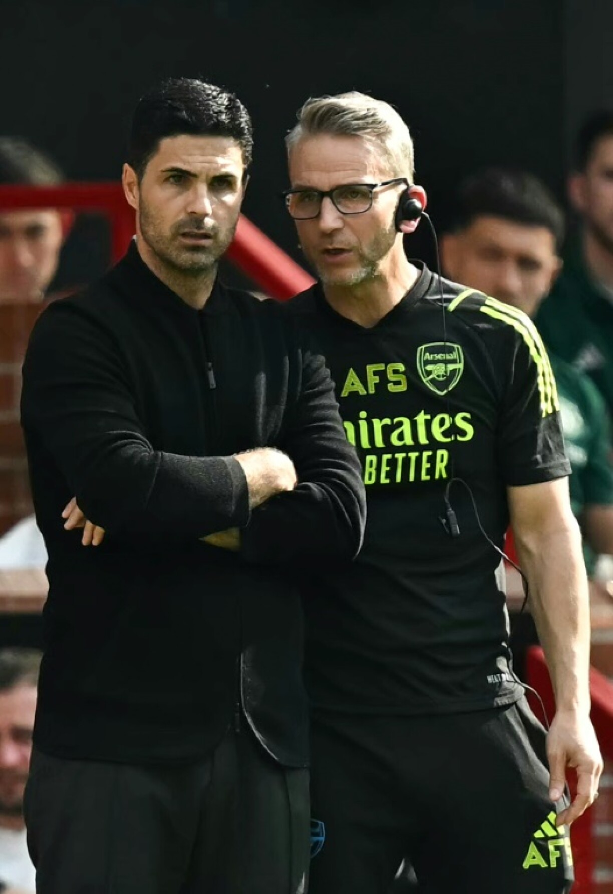 L'entraîneur d'Arsenal Mikel Arteta (à gauche) lors du match à Old Trafford contre Manchester United, le 12 mai 2024