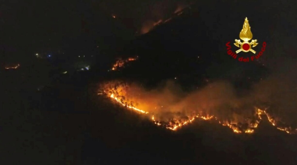 Photo prise et diffusée le 1er mai 2026 par les Vigili del Fuoco montrant un incendie sur le mont Faeta, dans la région entre les provinces de Lucques et de Pise, en Toscane, en Italie