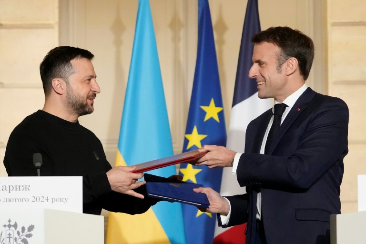 Le président français Emmanuel Macron (d) et son homologue ukrainien après la signature d'un accord de sécurité bilatéral, le 16 février 2024 à l'Elysée, à Paris
