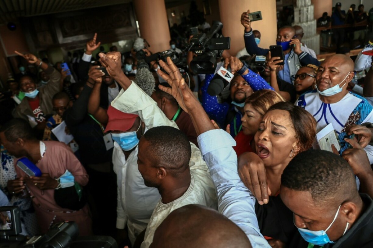 Les supporters de Samuel Eto'o en liesse après son élection à la tête de la Fédération camerounaise de foot à Yaoundé, le décembre 2021