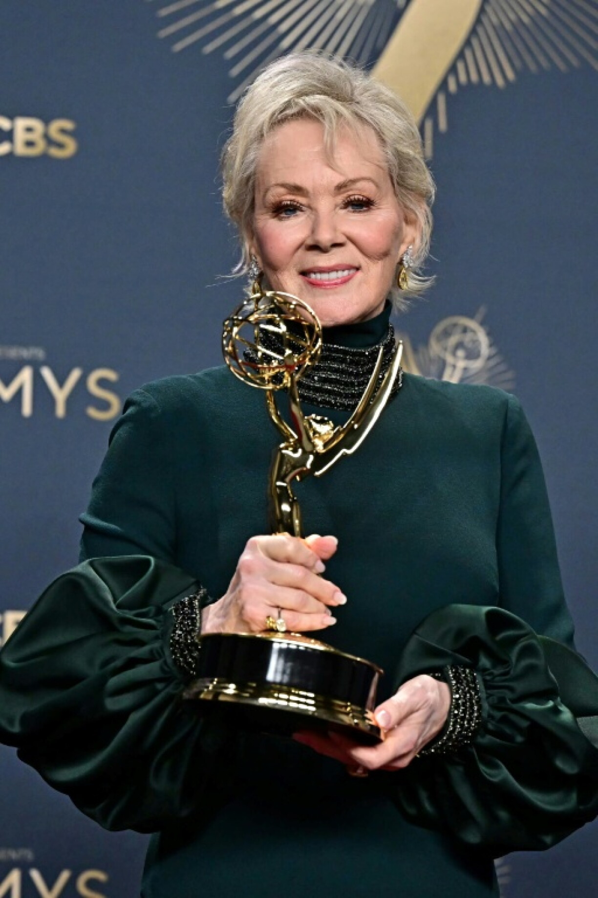L'actrice américaine Jean Smart pose dans la salle de presse avec le prix de la meilleure actrice dans une série comique pour
