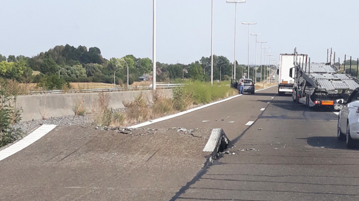 Une photo d'un soulèvement de chaussée causé par la chaleur sur la R5 à Mons