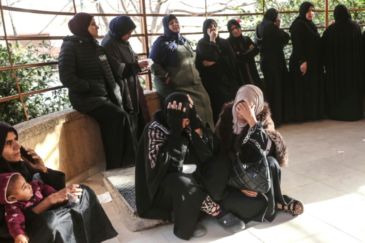 Des Palestiniennes pleurent des proches tués dans des frappes israéliennes, à l'hôpital Nasser de Khan Younès, dans le sud de la bande de Gaza, le 15 février 2026
