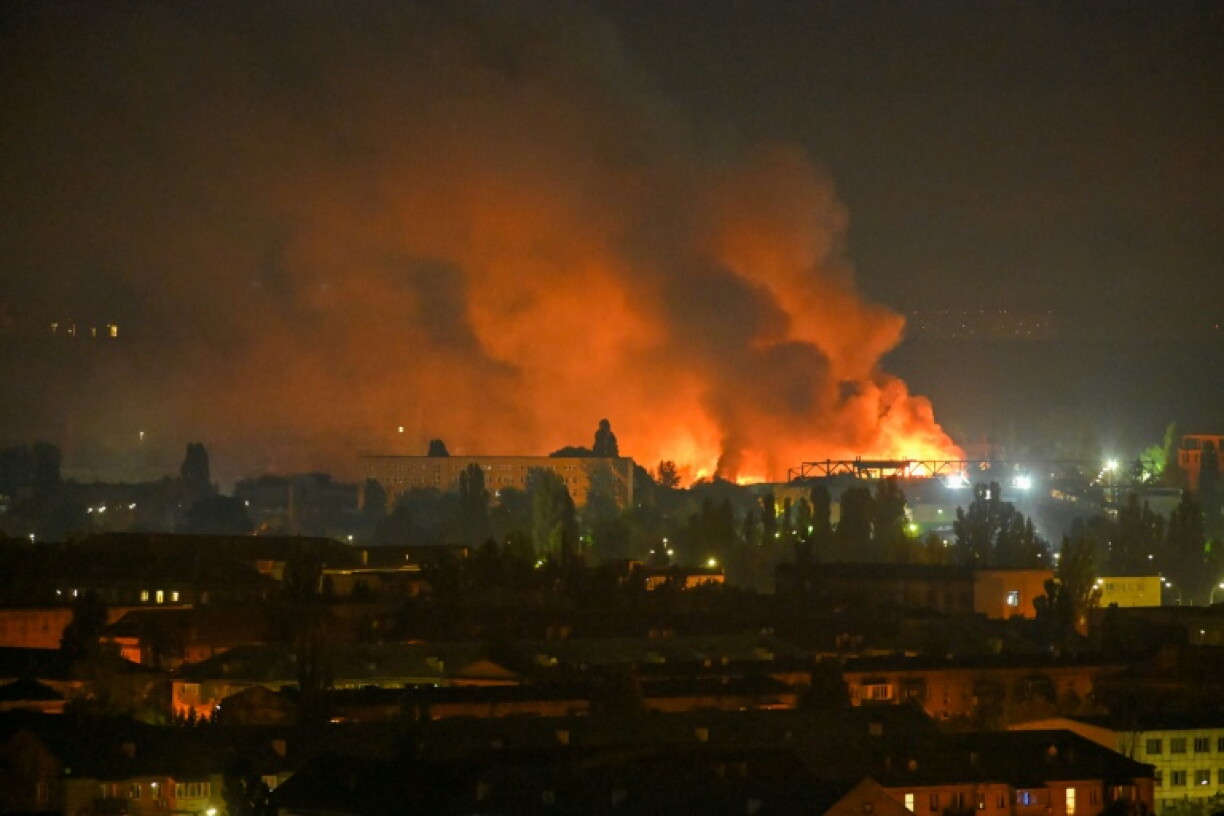 Vue d'un incendie après des frappes de missiles balistiques russes, le 5 août 2026 à Kiev