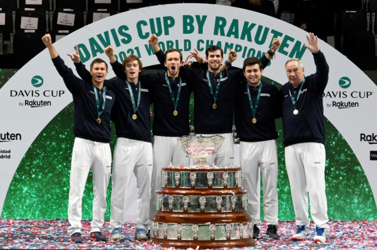 La joie des Russes Evgeny Donskoy, Andrey Rublev, Daniil Medvedev, Karen Khachanov, Aslan Karatsev et du capitaine Shamil Tarpischev, après avoir remporté la finale de la Coupe Davis face à la Croatie (2-0), le 5 décembre 2021 à Granollers (Espagne)