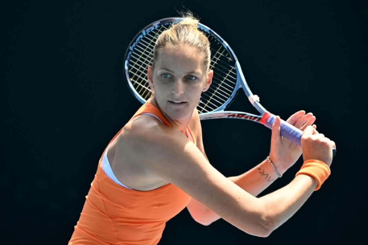 Karolina Pliskova s'apprête à renvoyer la balle lors de son match contre Janice Tjen au 2e tour de l'Open d'Australie, le 22 janvier 2026 à Melbourne