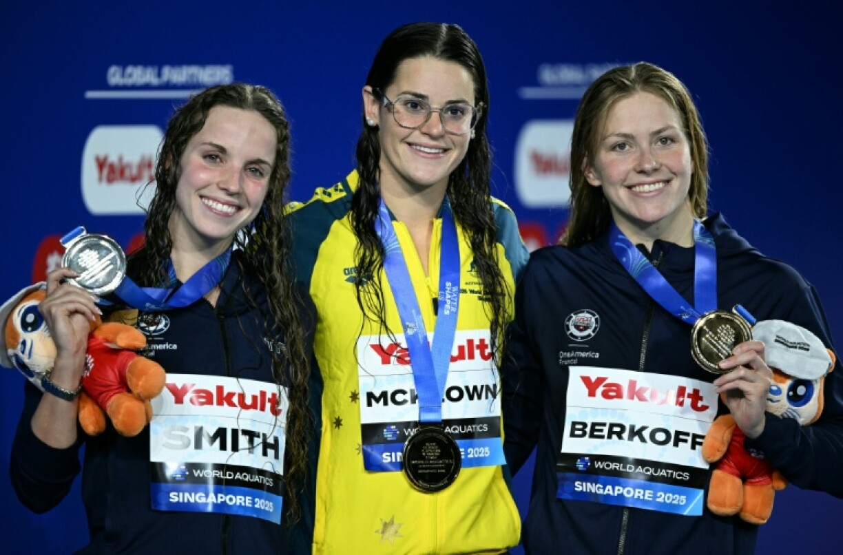 (L-R) Silver medallist US' swimmer Regan Smith, gold medallist Australia's swimmer Kaylee McKeown, and bronze medallist US' swimmer Katharine Berkoff