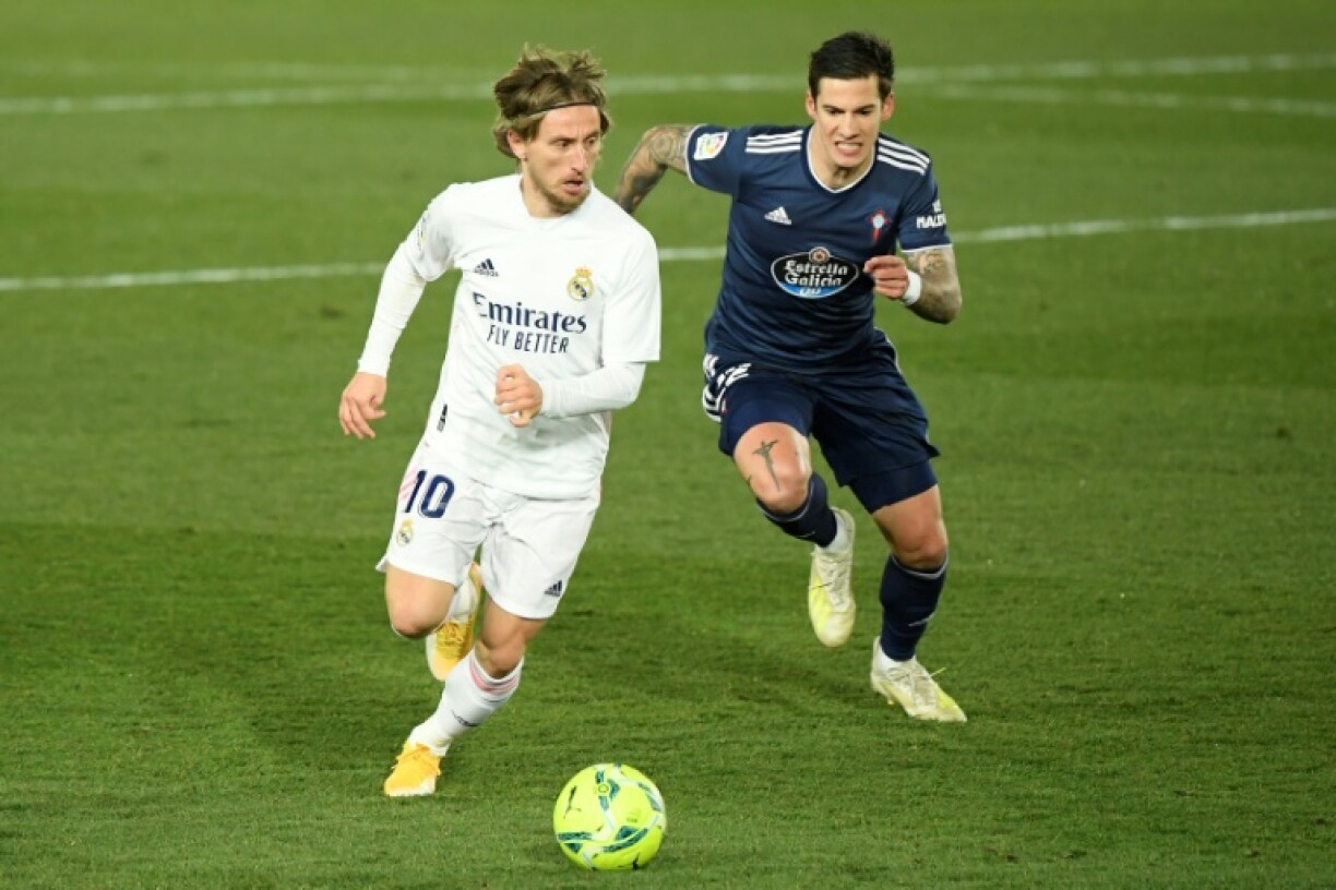 Le milieu du Real Madrid Luka Modric (g) devant l'attaquant du Celta Vigo Santi Mina, le 2 janvier 2021 au stade Alfredo-Di Stefano de Valdebebas
