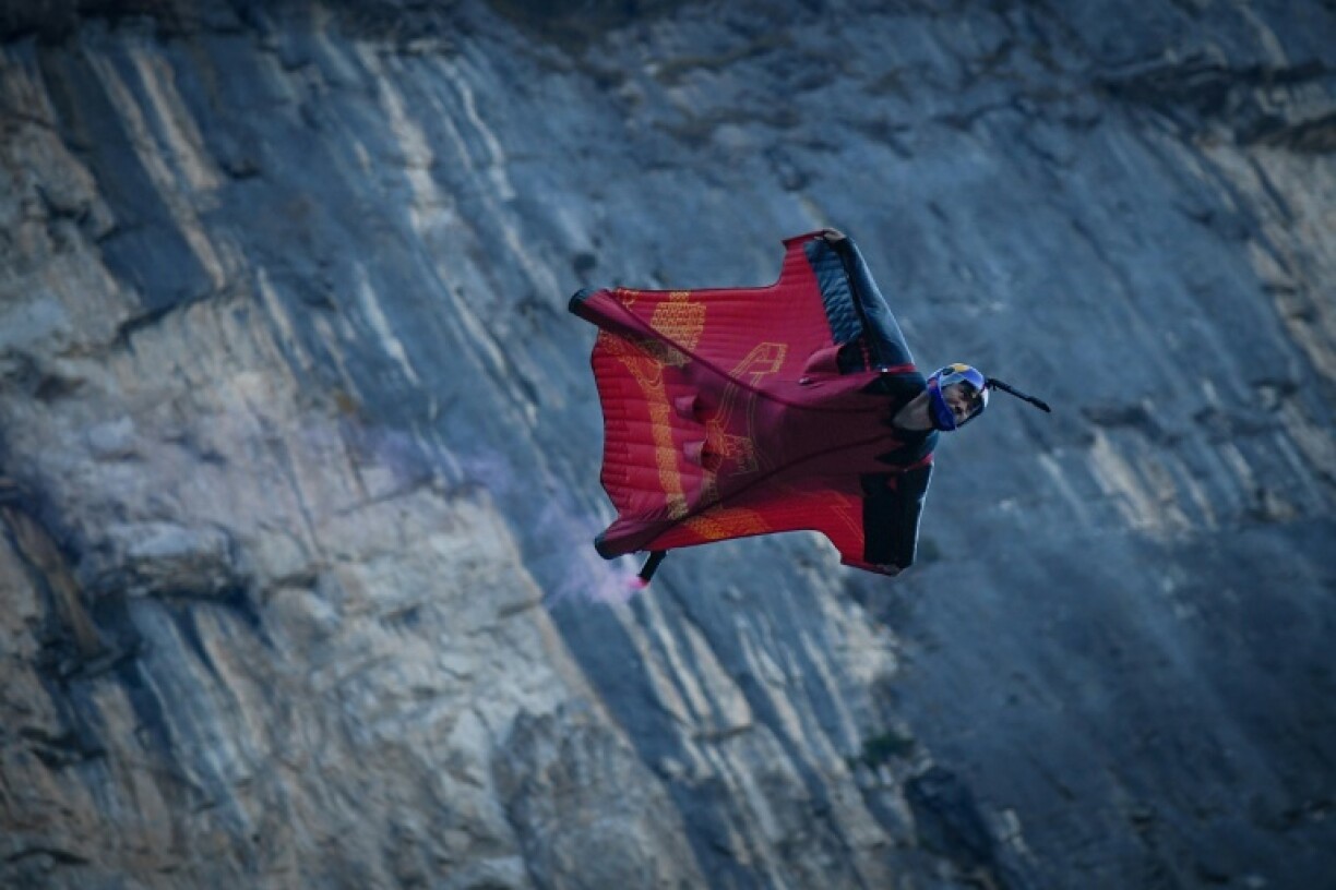 Le Chinois Zhang Shupeng en vol lors d'un saut en wingsuit du mont Tianmen, à Zhangjiajie en Chine, le 12 novembre 2020