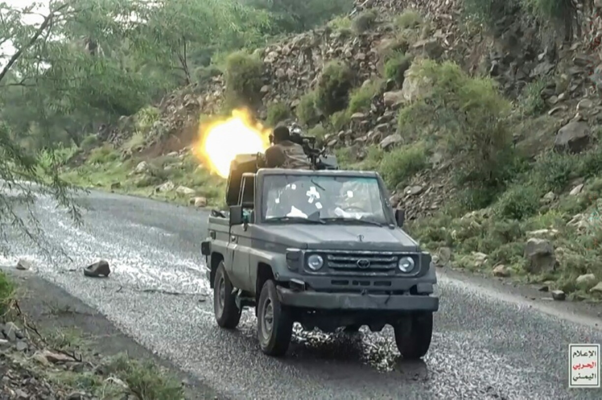 Image tirée d'une vidéo publiée par le centre médiatique d'Ansarullah le 7 octobre 2026 montrant un combattant houthi tirant avec une mitrailleuse montée sur un camion lors d'une progression contre les troupes du gouvernement yéménite dans la région de Taëz, selon les médias houthis