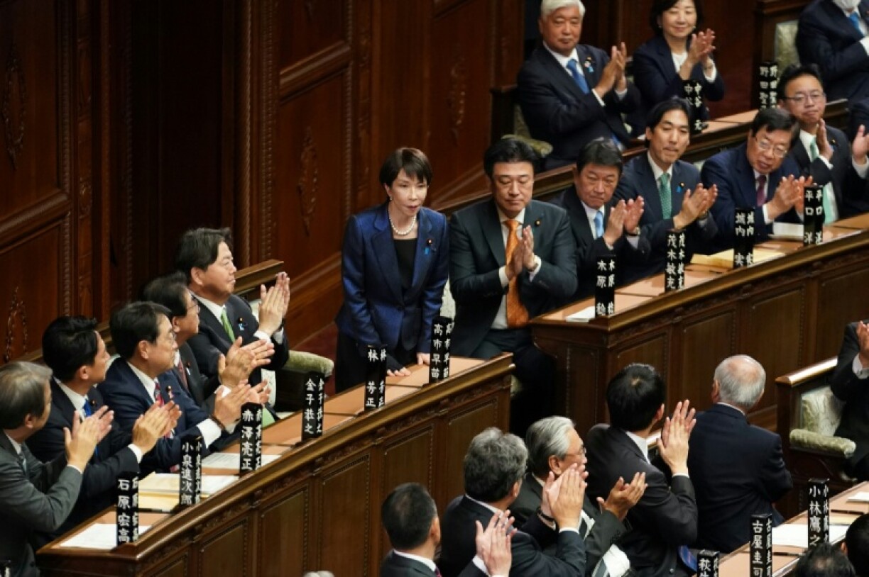 Sanae Takaichi (C) à la chambre basse du Parlement japonais après sa reconduction en tant que Première ministre, le 18 février 2026 à Tokyo
