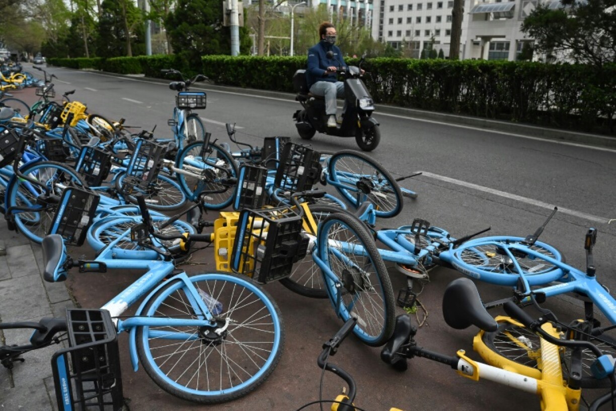 Strong winds sweeping Beijing and northern China forced hundreds of flights to be cancelled and rail services to be suspended