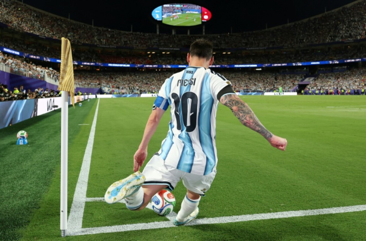 La superstar de l’Argentine, Lionel Messi, tire un corner lors de la victoire contre la Suisse (3-1 après prolongation) en quart de finale de la Coupe du monde, le 11 juillet 2026 à Kansas City