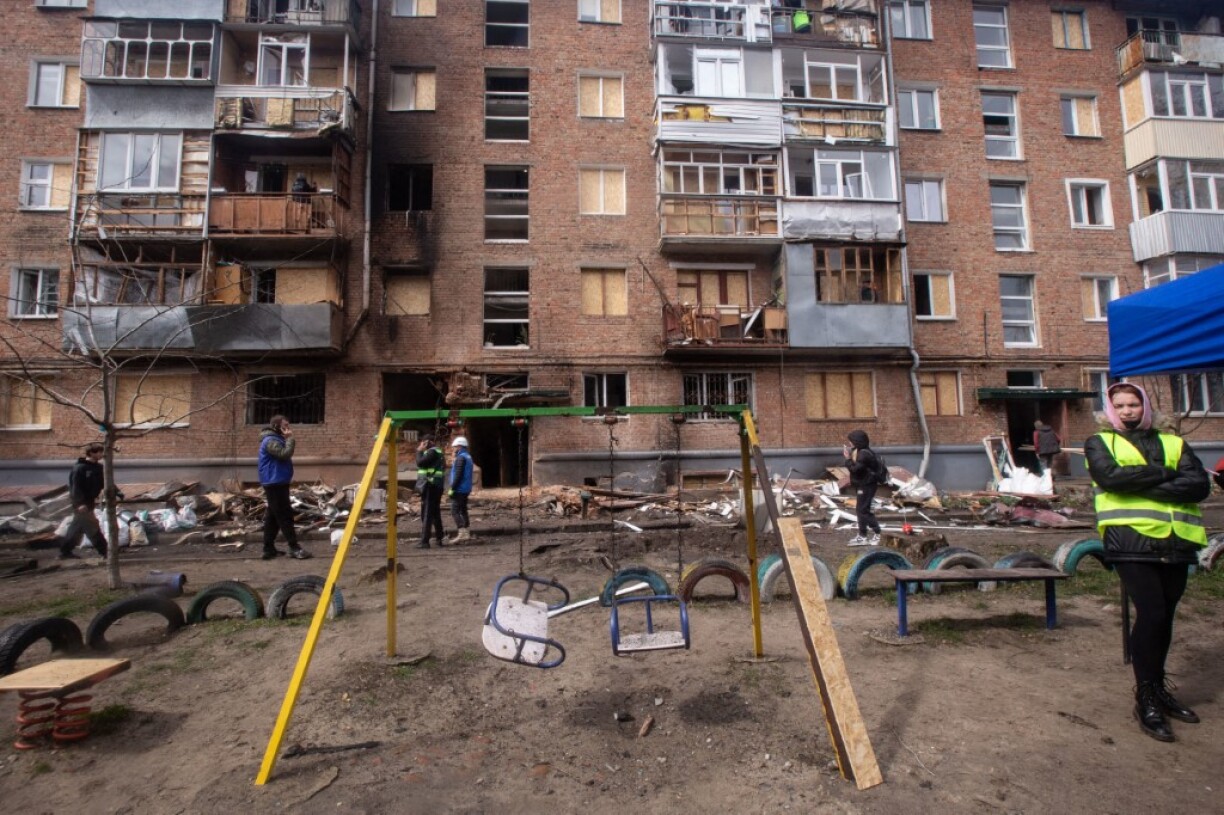 Een Appartementshaus an der ukrainescher Stad Sumy, dat e Samschdeg vun enger Dron zerstéiert gouf.