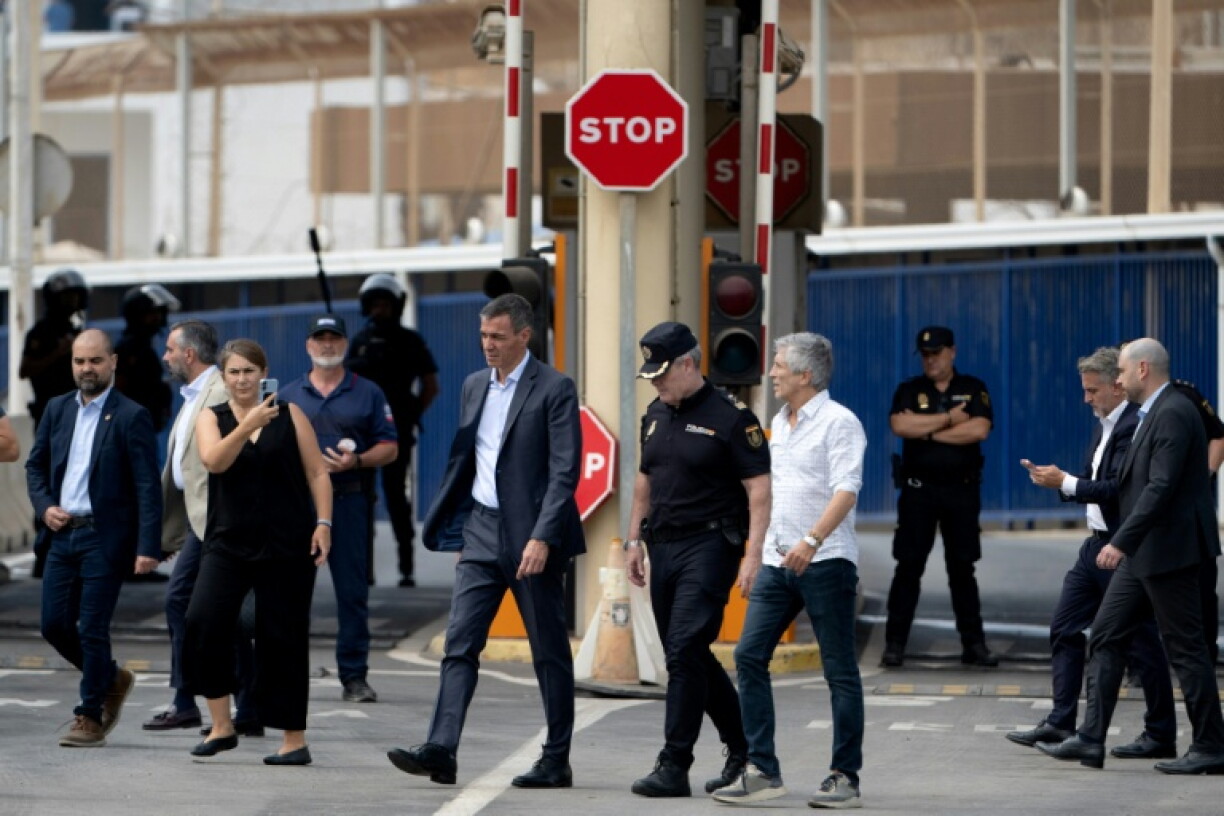 Le premier ministre espagnol Pedro Sanchez (C) et le ministre de Interieur Fernando Grande Marlaska à Ceuta le 31 juillet 2026