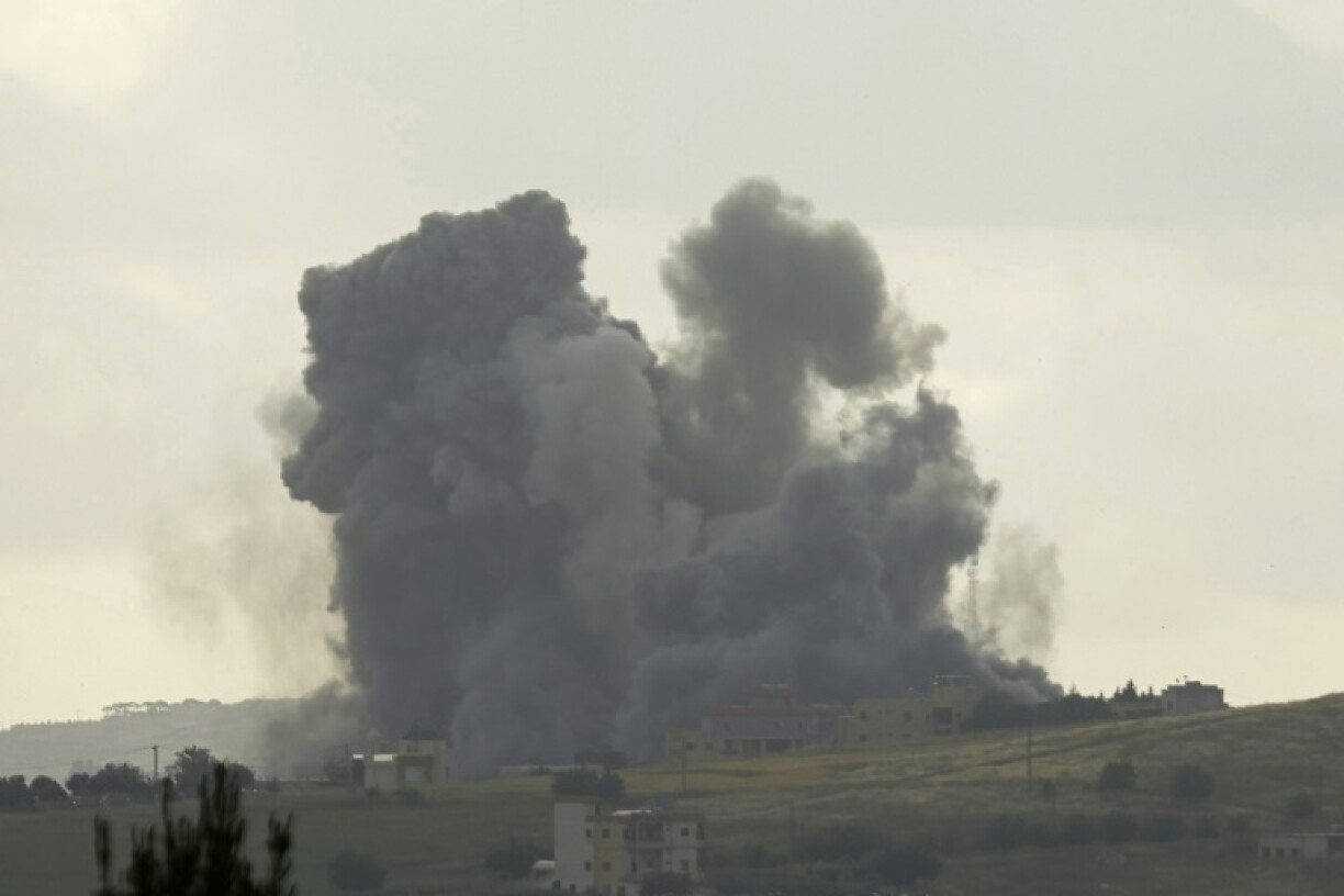 De la fumée s'élève d'un site touché par une frappe israélienne dans le village de Kfar Tibnit, dans le sud du Liban, le 15 mai 2026