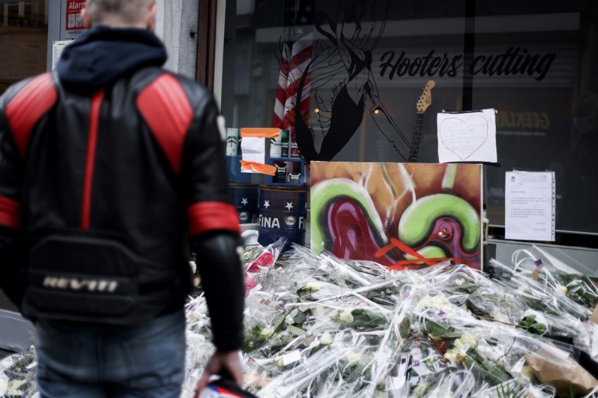 Des fleurs déposées devant le commerce d'Alysson Jadin, une entrepreneuse belge qui s'est suicidée pendant le confinement.