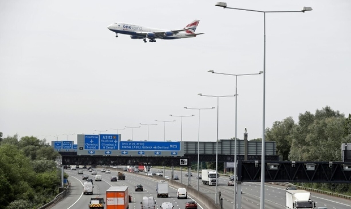 Un avion en phase d'atterrissage à l'aéroport d'Heathrow.