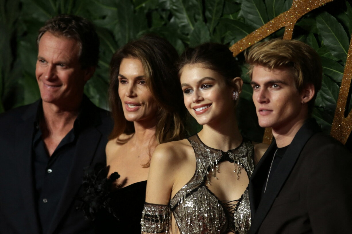 D'Cindy Crawford (Zweet vu lénks) mat hirem Mann Rande Gerber (lénks), hirer Duechter Kaia Gerber (Zweet vu riets) an hirem Jong Presley Gerber (riets) um rouden Teppech bei de British Fashion Awards 2018 zu London.