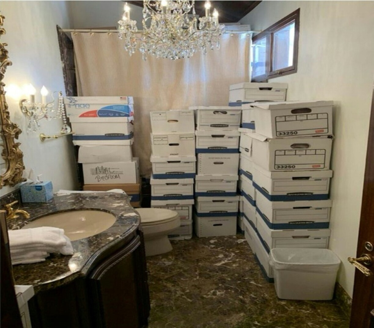 Une photo non datée, fournie par le tribunal fédéral de Floride, montre des cartons de documents liés à la présidence de Donald Trump stockés dans des toilettes dans son club de luxe Mar-a-Lago